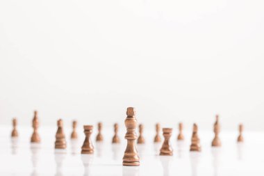 Beyaz tablo kopya alanı ile kavramsal bir görüntüdeki Siyah Kral satranç ile rakamlar.