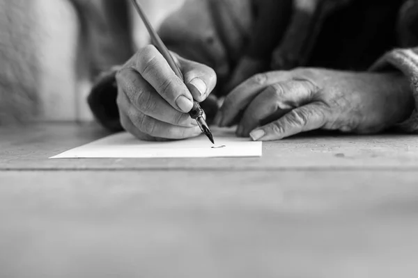 Imagen Escala Grises Anciano Haciendo Caligrafía Escribiendo Usando Una Pluma — Foto de Stock