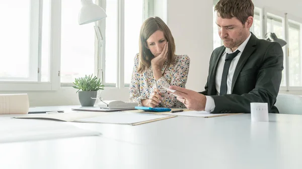 Zwei Geschäftspartner Die Die Zahlen Auf Einem Ausgedruckten Beleg Zusammenfassen — Stockfoto