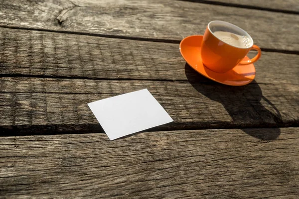 Papel Blanco Junto Una Taza Café Naranja Escritorio Madera Viejo —  Fotos de Stock