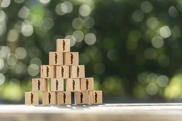 Piramide Blocchi Legno Giocattolo Con Icone Umane Uomo Affari Concettuale — Foto Stock