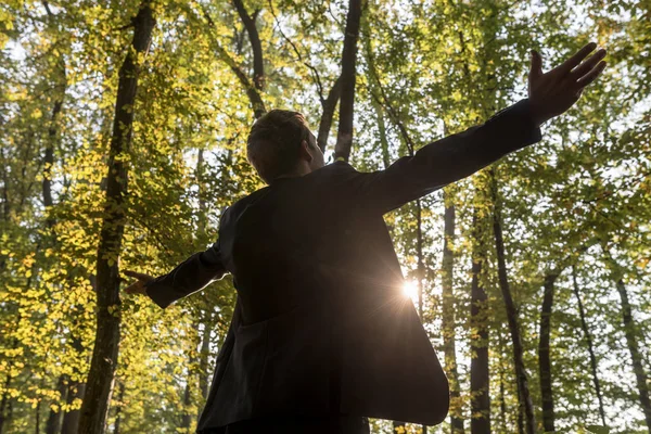 Uomo Piedi Parco Circondato Alberi Con Braccia Diffuse Godendo Della — Foto Stock