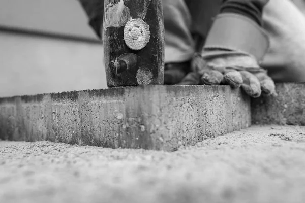 Imagem Monocromática Homem Que Coloca Uma Pedra Pavimentação Tijolo Batendo — Fotografia de Stock