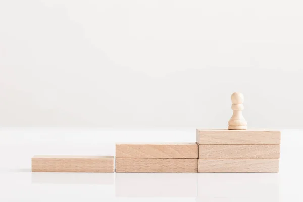 Pièce Échecs Sur Pions Sur Escalier Briques Bois Sur Fond — Photo