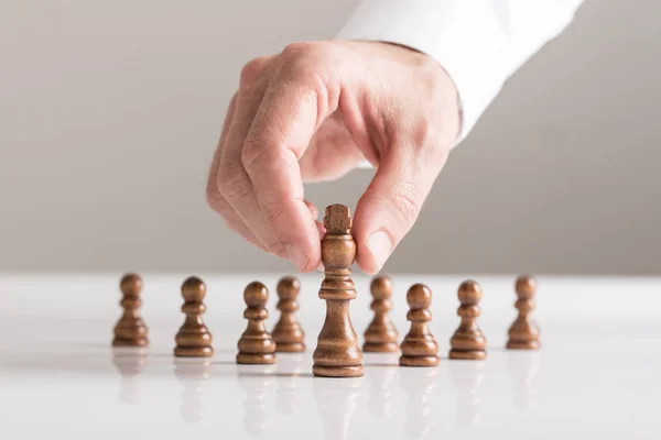 Mann Spielt Eine Schachpartie Auf Weißem Tisch Nahaufnahme Seiner Hand — Stockfoto