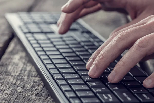 Vista Lateral Homem Digitando Teclado Computador Sem Fio Uma Imagem — Fotografia de Stock