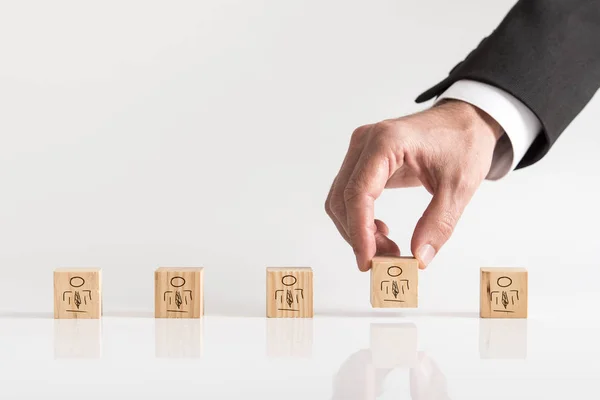 Businessman Mână Aranjarea Blocuri Lemn Oameni Mici Imagini Team Building — Fotografie, imagine de stoc