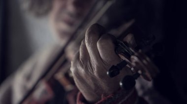 Bir keman kapalı müzik yaşlı bir adamın elini Retro tonlu görüntü.