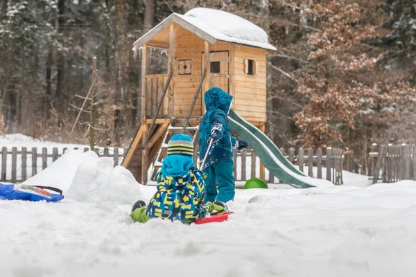 Duas Crianças Brincando Livre Jardim Inverno Com Neve Espessa Fazendo — Fotografia de Stock