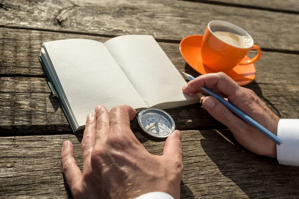 Mani Uomo Che Tiene Bussola Pronta Scrivere Quaderno Aperto Con — Foto Stock