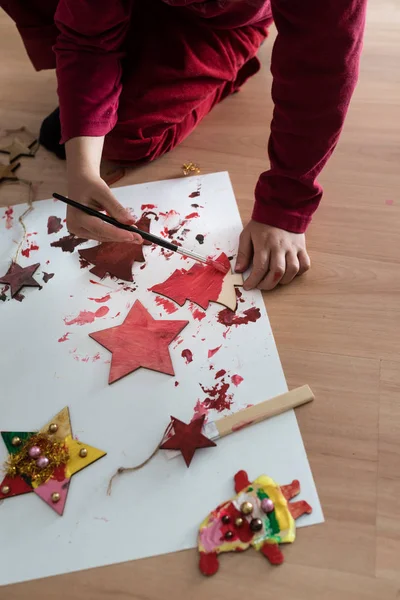 Jovem Criança Pintando Decorações Natal Ajoelhado Chão Com Uma Caixa — Fotografia de Stock