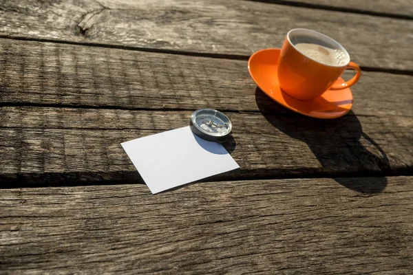 コンパスでオレンジ カップ コーヒーの横にある空白の紙 計画と戦略の概念 — ストック写真