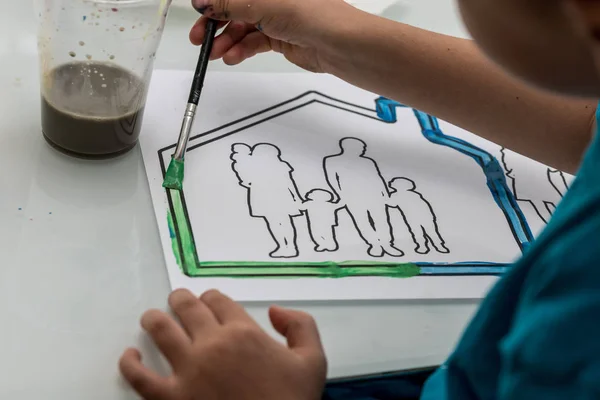 Jovem Criança Colorir Esboço Uma Família Uma Casa Usando Pincel — Fotografia de Stock