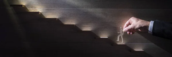 Широкий Панорамный Образ Бизнесмена Поднимающегося Корпоративной Лестнице Свету Помощью Бумажных — стоковое фото