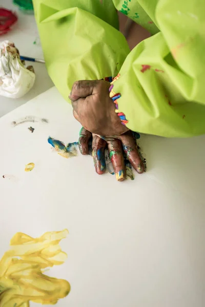 Niño Ropa Protectora Pintando Mano Con Pinturas Colores Creando Huellas —  Fotos de Stock