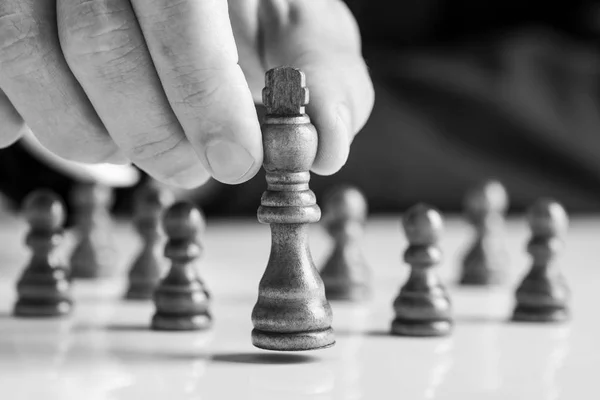 Üzletember Játszik Király Mozgó Sakkfigura Felemelte Ujjain Fekete Fehér — Stock Fotó