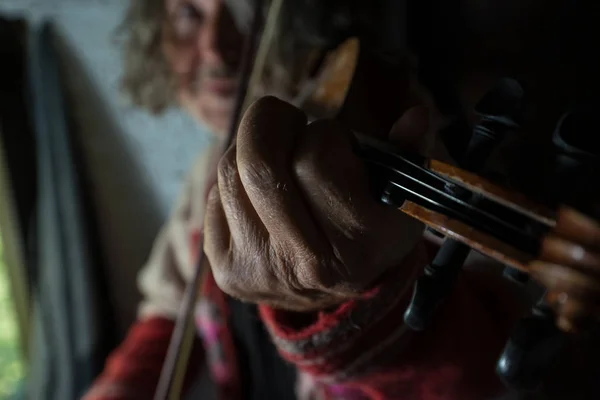 Mann Spielt Musik Auf Geige Haus Mit Fokus Auf Die — Stockfoto