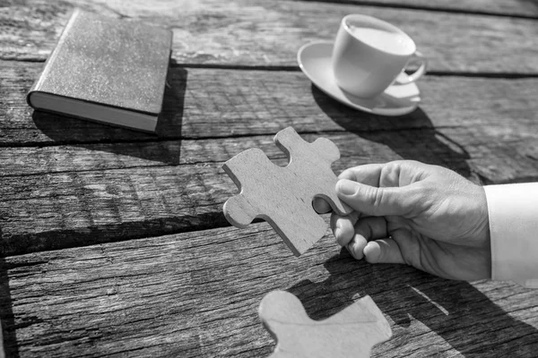 Graustufen Nahaufnahme Der Hand Eines Nicht Identifizierbaren Geschäftsmannes Der Puzzleteil — Stockfoto