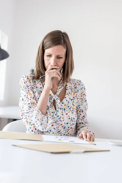 Vooraanzicht Van Een Vrouw Zit Haar Bureau Kantoor Analyseren Van — Stockfoto