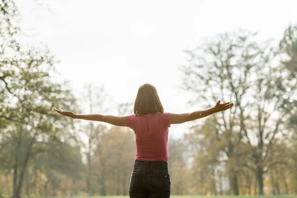 Blick Von Hinten Auf Eine Junge Frau Die Mit Weit — Stockfoto