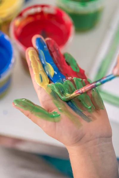 Bambino Creativo Che Dipinge Mano Con Pennello Con Vernice Colorata — Foto Stock