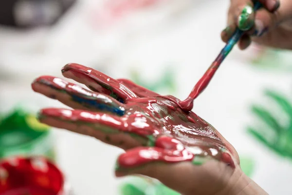 Děti Malování Své Ruce Barevné Červenou Barvou Při Vytváření Umělecké — Stock fotografie