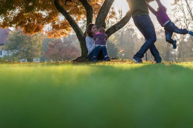 Aile değerleri ve mutluluk - iki çocuklu bir gün birlikte arkadan aydınlatmalı bir güzel bir akşam güneş tarafından zevk genç Aile kavramı.