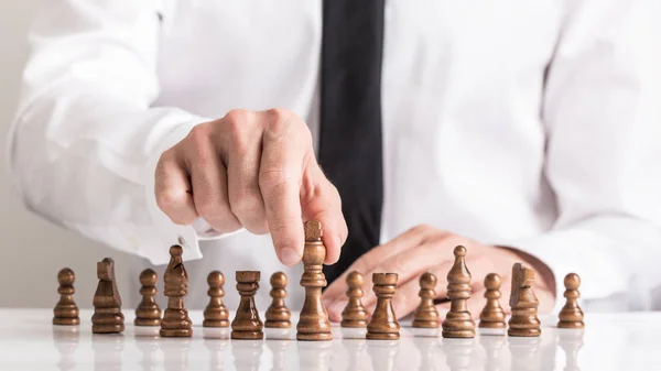 Geschäftsmann Spielt Eine Schachpartie Auf Weißem Tisch Mit Strategischen Und — Stockfoto