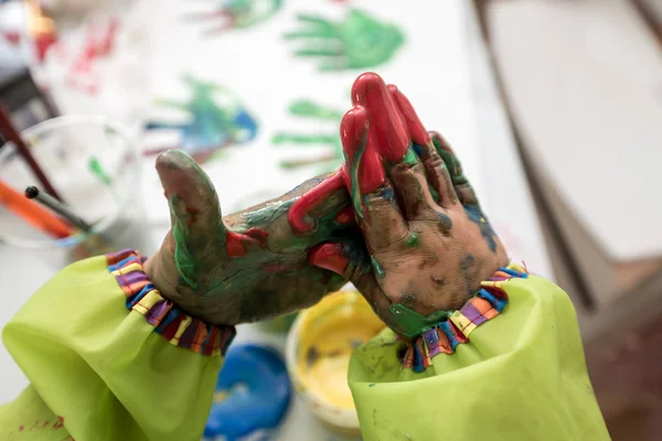 Vista Superior Criança Vestuário Proteção Pintura Mão Com Tintas Coloridas — Fotografia de Stock