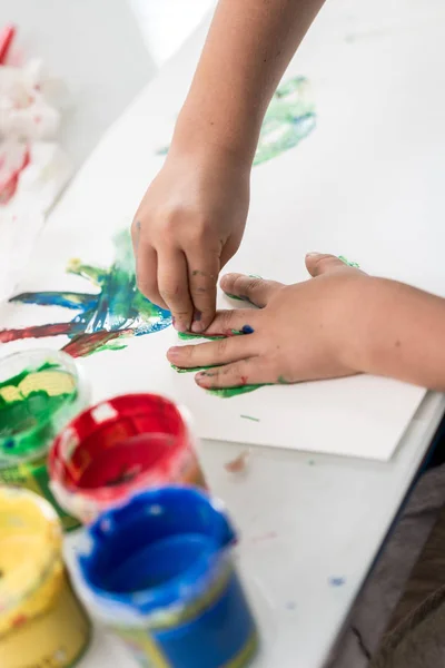 Criança Fazendo Arte Dedo Com Tintas Coloridas Pressionando Sua Palma — Fotografia de Stock