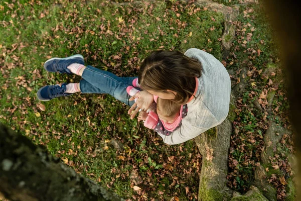 Onun Şirin Bebek Kız Açık Havada Sonbaharda Parkta Otururken Tutan — Stok fotoğraf