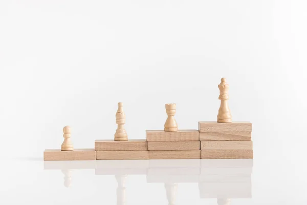 Bílé Šachové Figurky Hromadu Stupňovitého Dřevěných Bloků Královnou Kus Nejvyšší — Stock fotografie