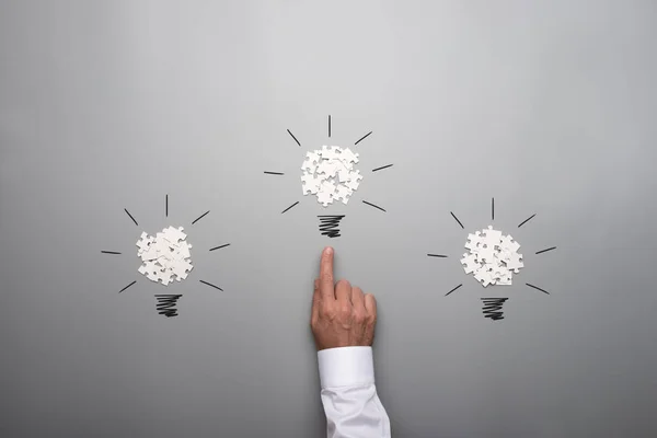 Drie Lampen Gevormd Door Verspreide Witte Puzzelstukken Met Hand Van — Stockfoto