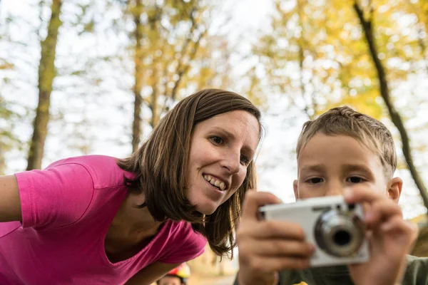 Ibu Tersenyum Melihat Gambar Pada Kamera Yang Dipegang Oleh Anak — Stok Foto