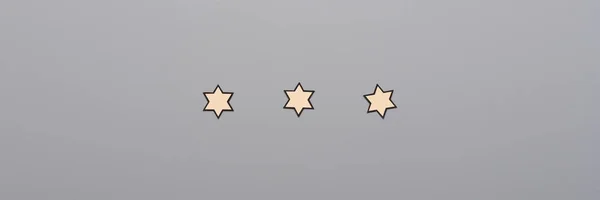 Drei Sterne Mit Papierschnitt Auf Grauem Hintergrund — Stockfoto
