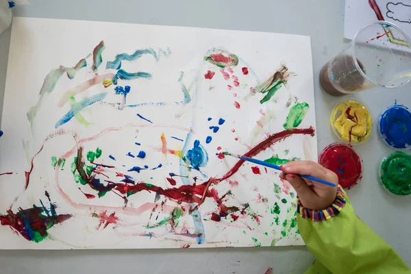 Criança Criando Uma Pintura Abstrata Colorida Com Pincel Uma Folha — Fotografia de Stock