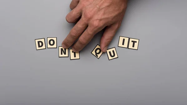 Draufsicht Der Männlichen Hand Die Ein Zeichen Mit Papierbuchstaben Auf — Stockfoto