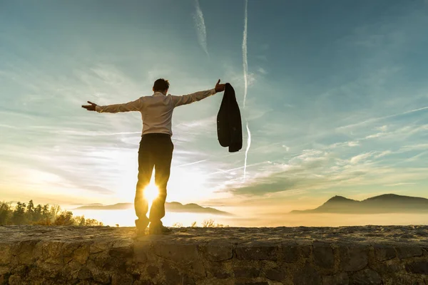 Vista Trasera Del Exitoso Hombre Negocios Regocijándose Amanecer Parado Contra —  Fotos de Stock