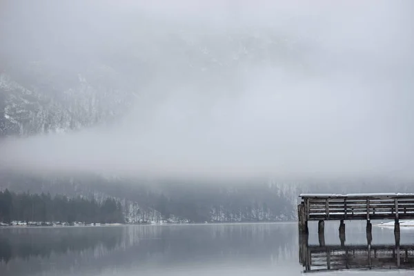 Muelle Madera Lago Bohinj Reflejándose Aguas Tranquilas Con Montañas Fondo — Foto de Stock