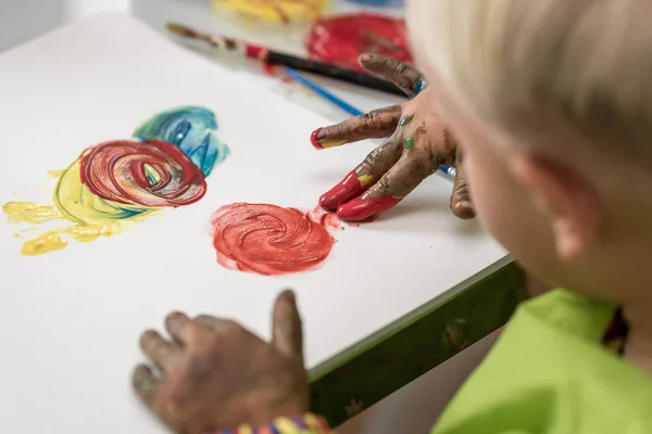 Вид Через Плечо Маленького Мальчика Веселящегося Рисованием Пальцами Красочными Ручными — стоковое фото