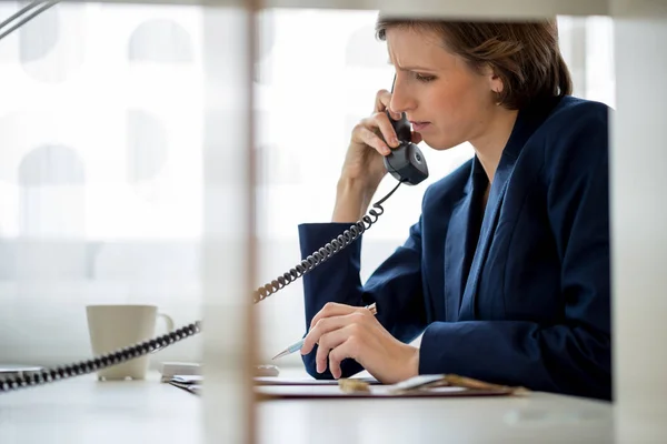 Affärskvinna Eller Föreståndarinnan Talar Fast Telefon Med Orolig Uttryck Medan — Stockfoto