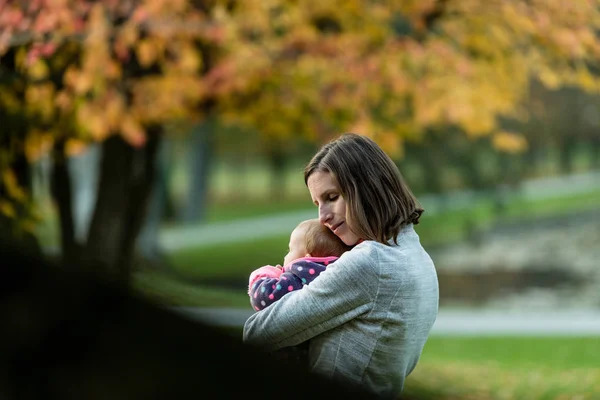Hermoso Momento Amor Con Madre Joven Abrazando Bebé Fuera Naturaleza —  Fotos de Stock