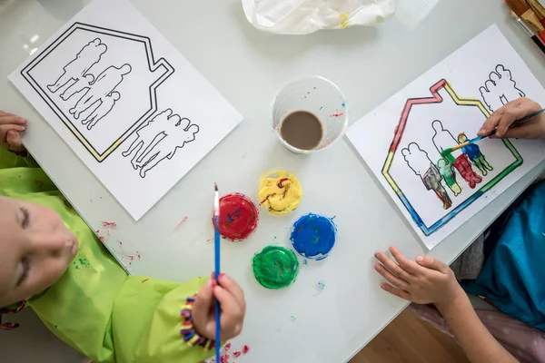 Due Bambini Dipingono Uno Schizzo Una Famiglia Una Casa Con — Foto Stock