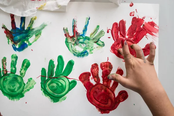 Vue Dessus Une Main Enfant Faisant Des Empreintes Paume Rouge — Photo