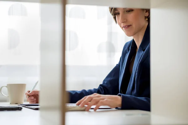 View Wooden Office Partition Young Business Woman Using Calculator Reading — Stock Photo, Image