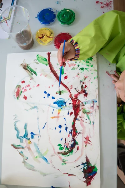 Pohled Shora Dítěte Vytváří Pestrobarevné Abstraktní Malba Štětcem Papíře Ochranné — Stock fotografie