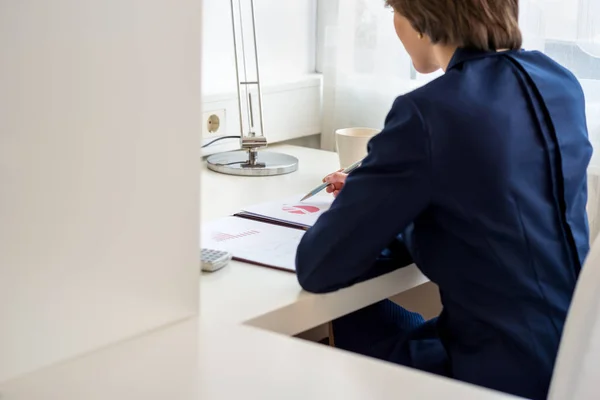 Vue Derrière Une Jeune Femme Affaires Assise Son Bureau Examinant — Photo