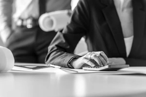 Frau Benutzt Taschenrechner Bei Projektarbeit Schreibtisch — Stockfoto