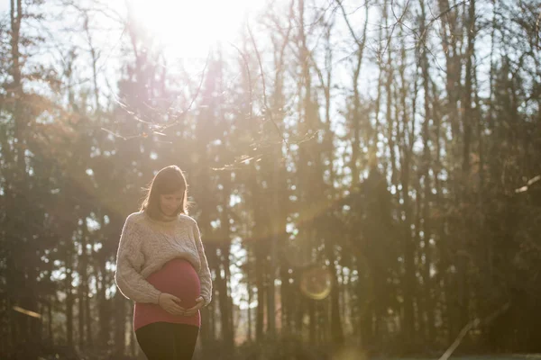 Беременная Женщина Улице Осенью Прикасается Своему Опухшему Животу Любовью Привязанностью — стоковое фото