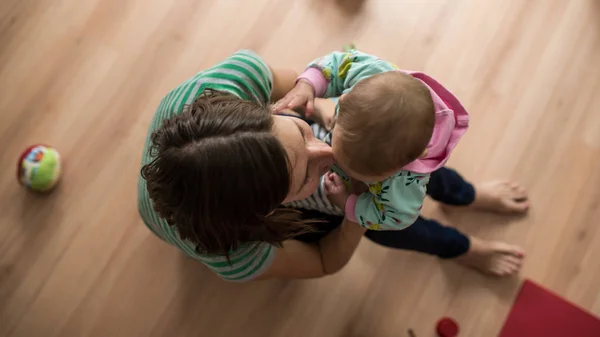 Von Oben Junge Mutter Küsst Ihre Kleine Tochter Liebevoll Während — Stockfoto